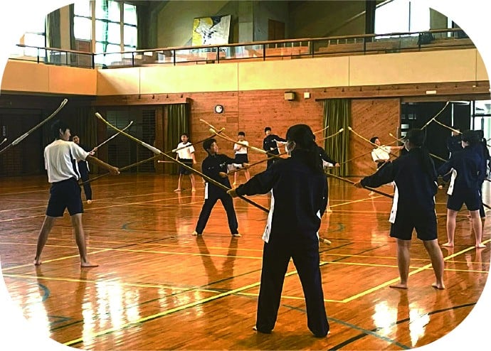 日之影中学校のなぎなた指導の写真。