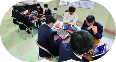 諸塚中学校の学級活動の写真２。活動の様子。