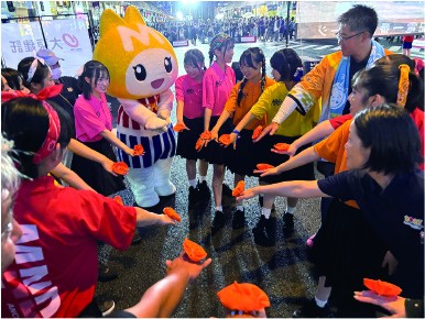 「ひなたのチカラ」ダンス披露